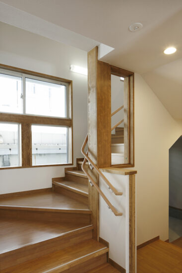 名古屋市千種区の約140坪の土地の大きな窓があり明るい階段