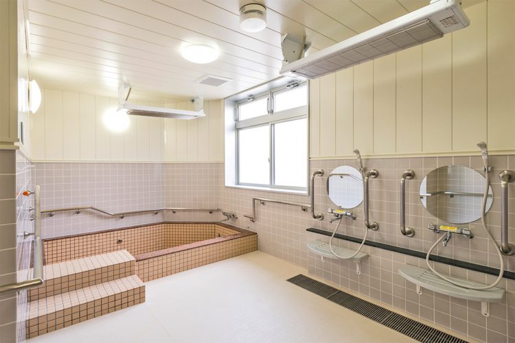 名古屋市天白区の介護施設の1F湯船の広い浴室