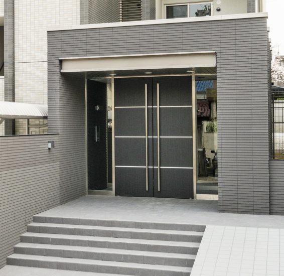 名古屋市名東区の賃貸マンションのダークな色合いが高級感を出すエントランス