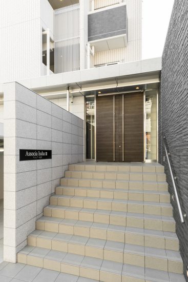 名古屋市名東区の賃貸マンションの階段の上の高級感あるエントランス