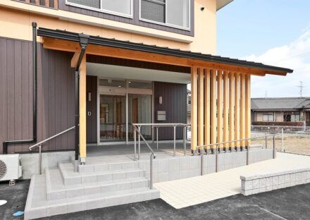 愛知県瀬戸市の木造2階建て有料老人ホームの和風のスロープ付きエントランス