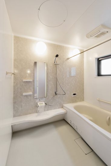 愛知県長久手市の賃貸併用住宅のオーナー宅：広々とした白色の浴室