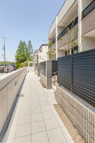 名古屋市天白区のメゾネット賃貸アパートの目隠しがある玄関アプローチ