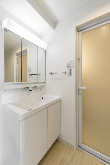 名古屋市名東区の賃貸マンションの清潔感のある白い洗面室