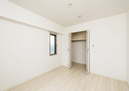 名古屋市名東区の賃貸マンションのハンガーパイプ付きの収納がある洋室