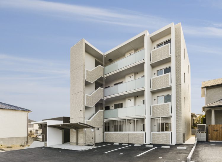名古屋市名東区のナチュラルカラーの４階建て賃貸マンション