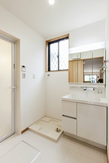 名古屋市天白区のメゾネット賃貸アパートの窓付きの洗面室