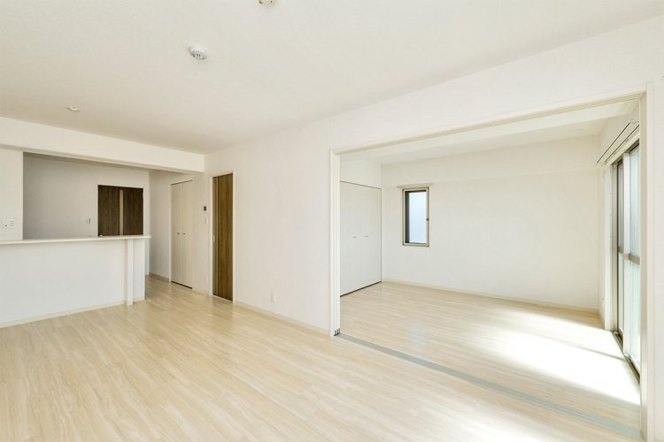 名古屋市名東区の賃貸マンションの洋室と合わせて使うことができるリビングダイニング