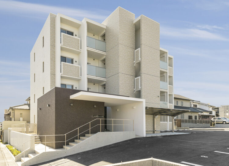 名古屋市名東区の4階建て賃貸マンションの屋根付きの駐輪場と広さのある駐車場もあり