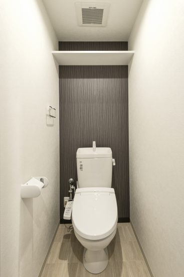 名古屋市名東区の賃貸マンションのモノトーンの棚付きトイレ