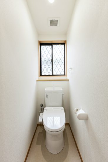 名古屋市天白区のメゾネット賃貸アパートのシンプルな窓付きトイレ