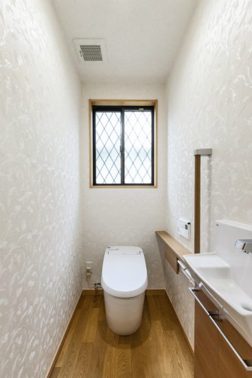 名古屋市天白区のメゾネット賃貸アパートのおしゃれな壁紙の窓･手洗い場付きトイレ　