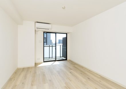 名古屋市中村区の賃貸マンションのエアコン付きのバルコニーにつながる洋室の写真