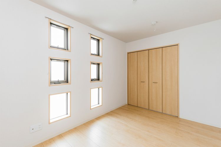 名古屋市名東区の戸建賃貸住宅の６つの窓が並ぶ洋室