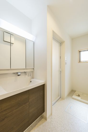 名古屋市名東区の戸建賃貸住宅のシンプルな窓付きの洗面室