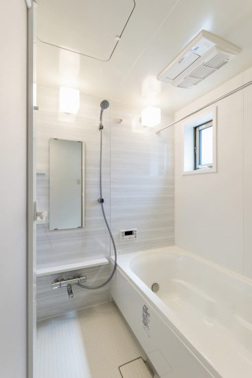 名古屋市名東区の戸建賃貸住宅の白で統一した窓付きのゆとりサイズ浴室