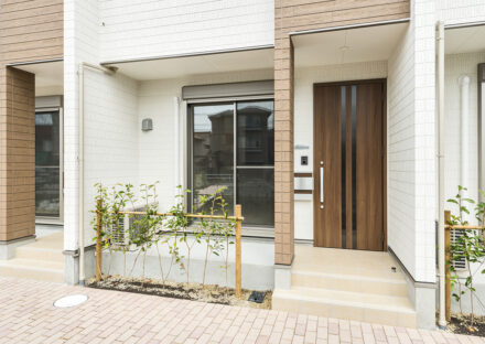 名古屋市北区のメゾネット賃貸の植栽のあるおしゃれな玄関