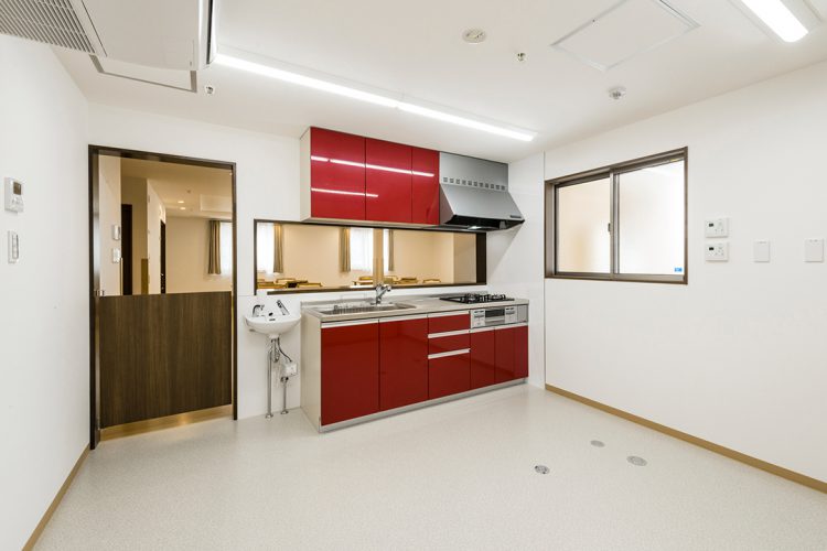 名古屋市守山区の介護施設の赤色のシステムキッチンの付いた厨房