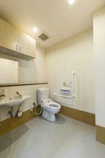 名古屋市守山区の介護施設の手すり付の広い1Fトイレ