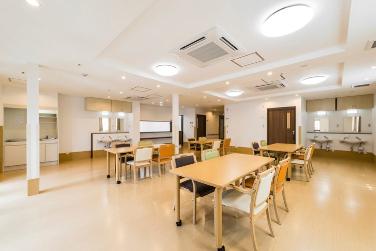 名古屋市守山区の介護施設の椅子がカラフルな居間食堂