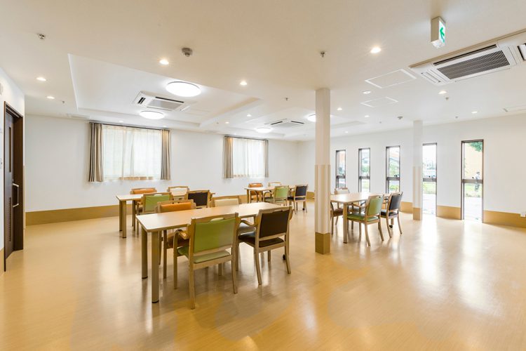 名古屋市守山区の介護施設の仕切りがなく広い居間食堂