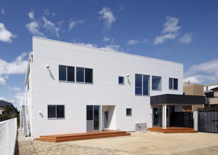 名古屋市天白区の約130坪の土地の2階から滑り台の付いたシンプルな外観デザインの保育園