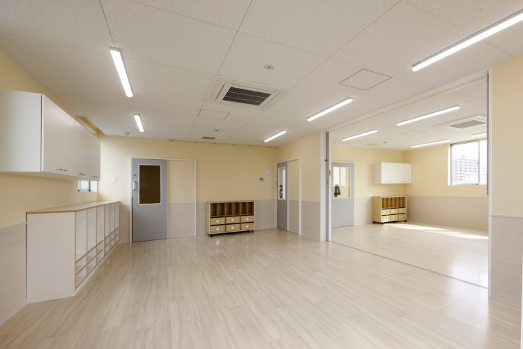 名古屋市天白区の保育施設の棚が付いたベージュ色の保育室