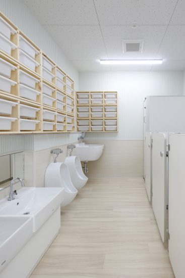 名古屋市天白区の保育施設の棚の付いた子ども用トイレ
