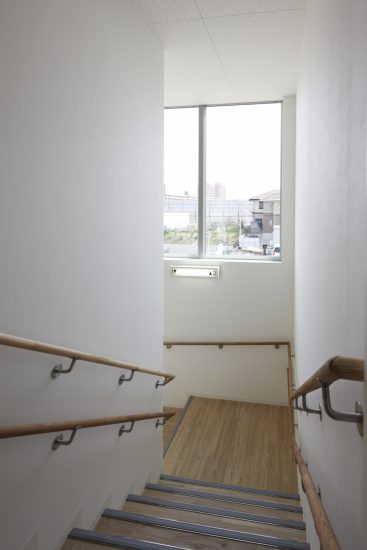 名古屋市天白区の保育施設の手すりが2段の階段