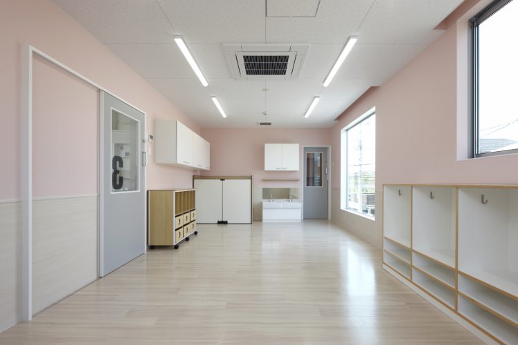 名古屋市天白区の保育施設の棚付きのピンク色の保育室