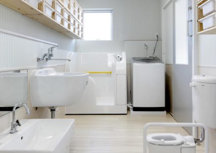 名古屋市天白区の保育園の洗濯機の置かれた子ども用トイレ