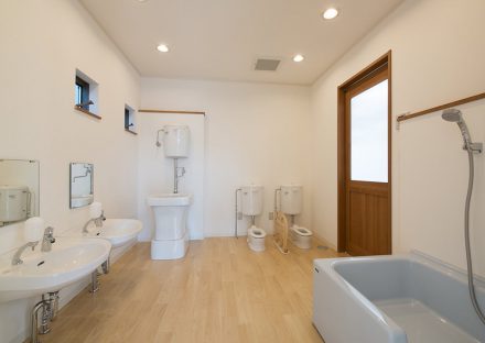 名古屋市北区の保育園のシンプルなデザインの乳児用トイレ・沐浴室