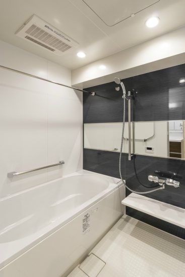 名古屋市西区の賃貸併用住宅のオーナー様宅の高級感のあるワイドミラーの付いたゆったりとしたバスルーム
