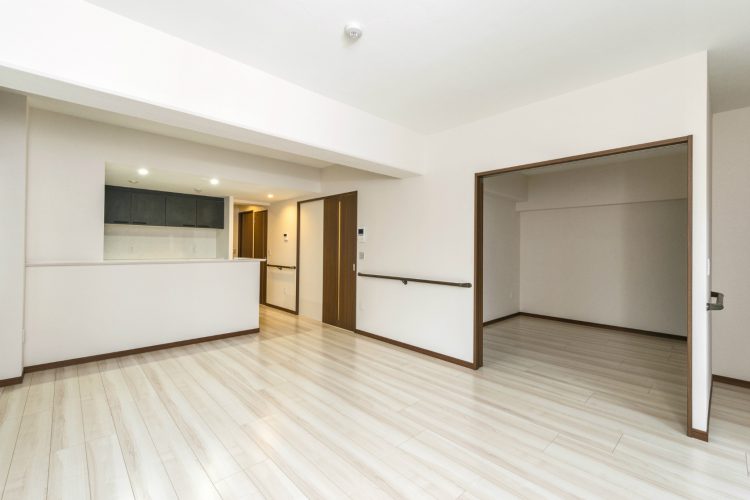 名古屋市西区の賃貸併用住宅のオーナー様宅の白を基調としたLDK＆洋室