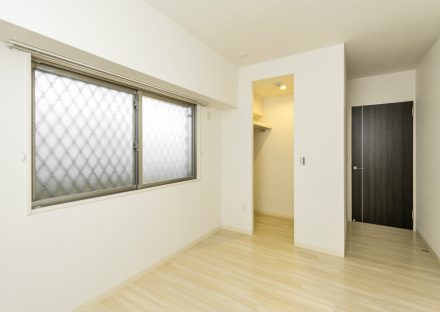 名古屋市西区の3階建て賃貸マンション併用住宅の賃貸部分のウォークインクローゼットのある洋室
