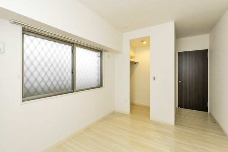 名古屋市西区の賃貸マンションのハンガーパイプ付きのウォークインクローゼットのある洋室