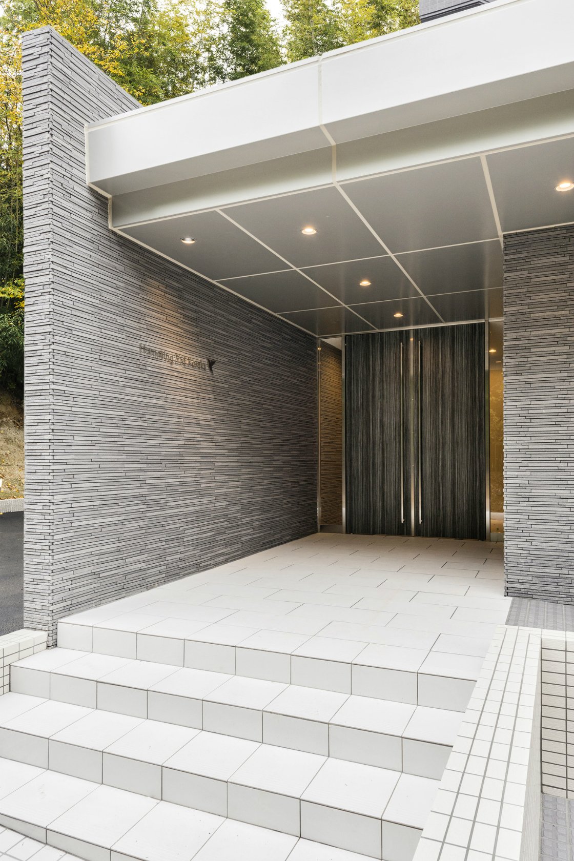 愛知県豊田市の賃貸マンションの凹凸のある外壁が高級感を出すエントランス