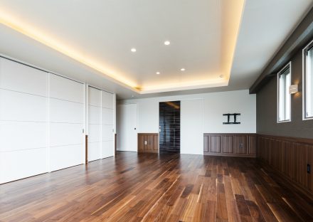 名古屋市名東区の賃貸併用住宅のオーナー宅：折り上げ天井のおしゃれな主寝室