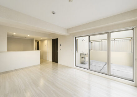 名古屋市西区の3階建て賃貸マンション併用住宅の賃貸部分の大きな窓のある明かるリビングダイニング