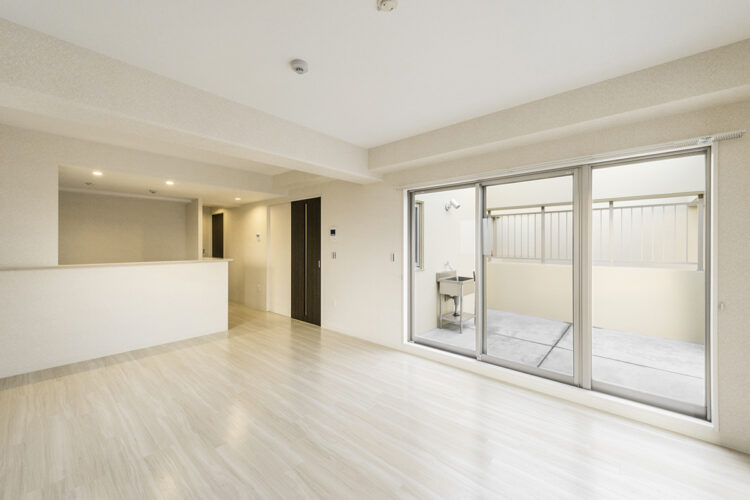 名古屋市西区の3階建て賃貸マンション併用住宅の賃貸部分の大きな窓のある明かるリビングダイニング