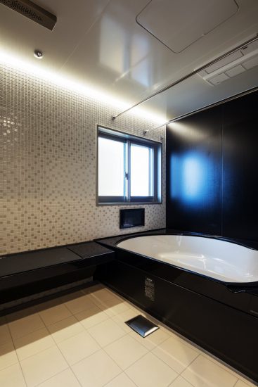 名古屋市名東区の賃貸併用住宅のオーナー邸：テレビ付きの高級感あるゆったりとしたバスルーム