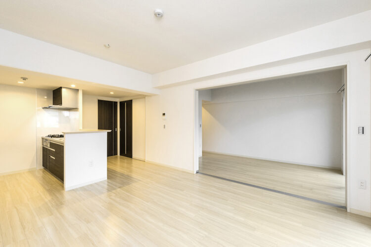 名古屋市西区の3階建て賃貸マンション併用住宅の賃貸部分のリビングダイニングと洋室の間の開口部が広いデザイン
