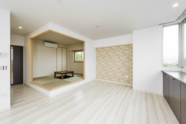 愛知県豊田市の賃貸併用住宅のオーナー住宅：リビングダイニングより一段高い和室