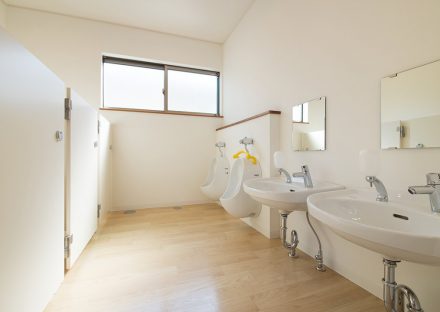 名古屋市北区の保育園のシンプルなデザインの幼児用トイレ