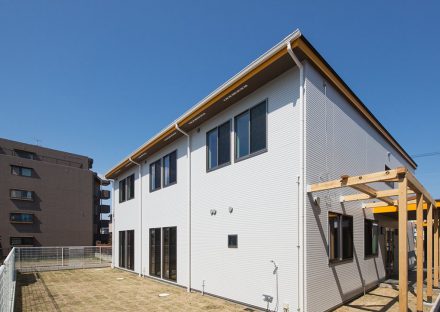 名古屋市北区の約140坪の土地の裏側に園庭のあるシンプルな外観デザインの保育園