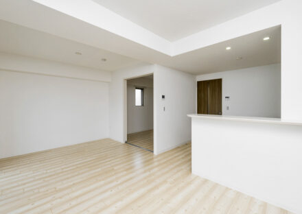 愛知県豊田市の賃貸マンションのナチュラルカラーのLDKと洋室
