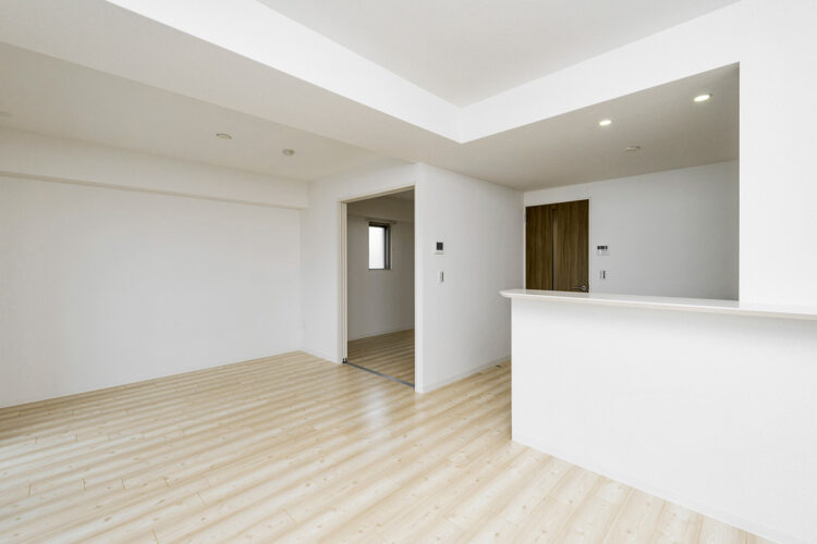 愛知県豊田市の賃貸マンションのナチュラルカラーのLDKと洋室