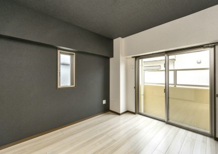 名古屋市西区の賃貸併用住宅のオーナー様宅のダークな色合いの洋室
