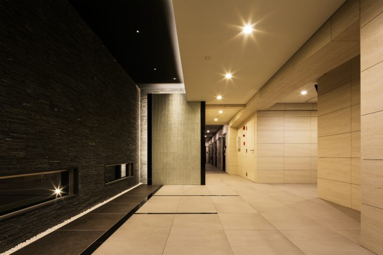 名古屋市名東区の賃貸マンションの大判タイルの明るいエントランスホール