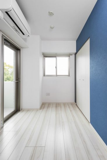 愛知県豊田市の賃貸併用住宅のオーナー住宅：鮮やかな青がアクセントの子ども部屋